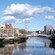 Edificios de ladrillos de cuatro y cinco pisos rodean las orillas del río Liffey